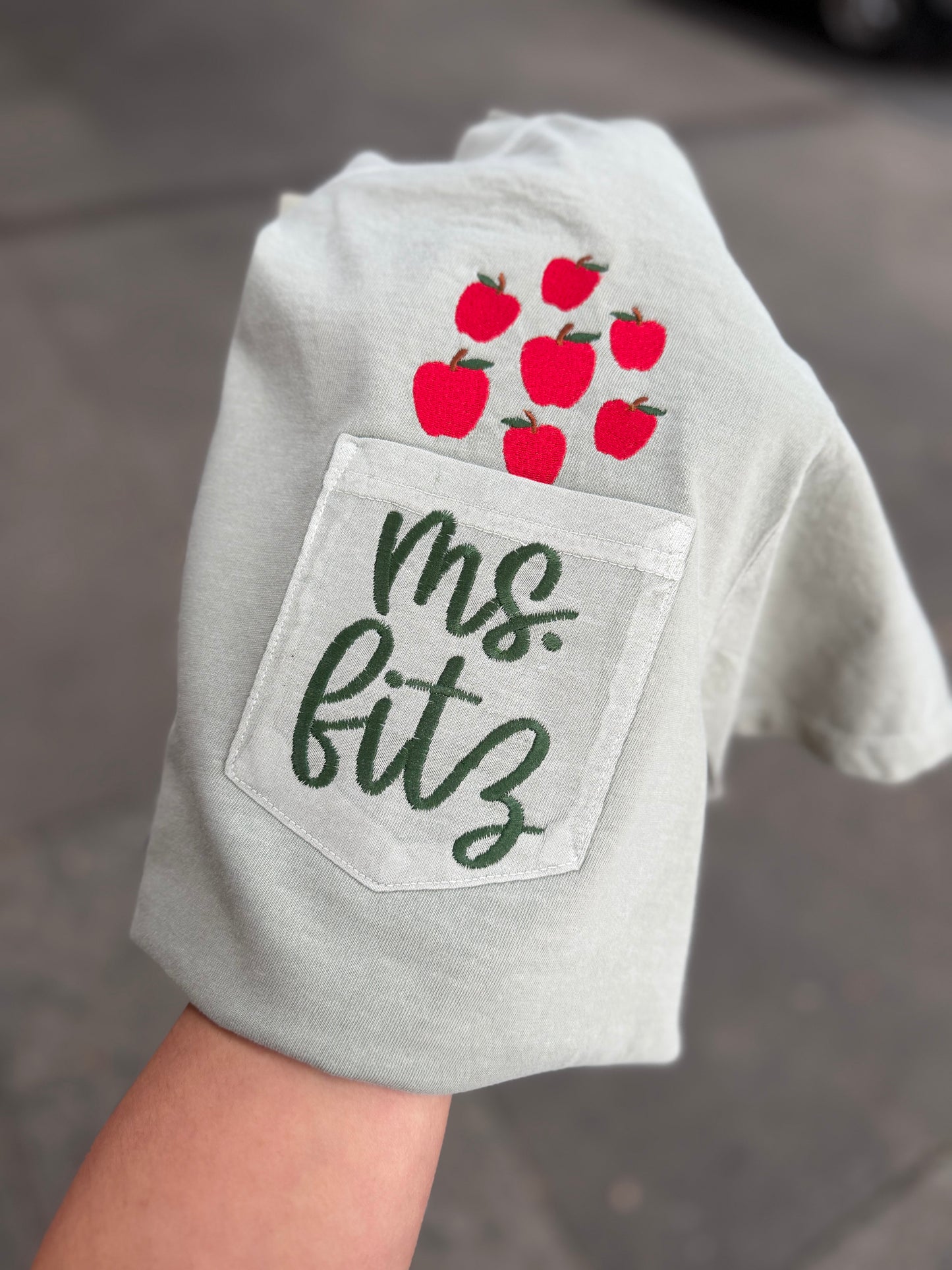 Teacher pocket tee w/apples