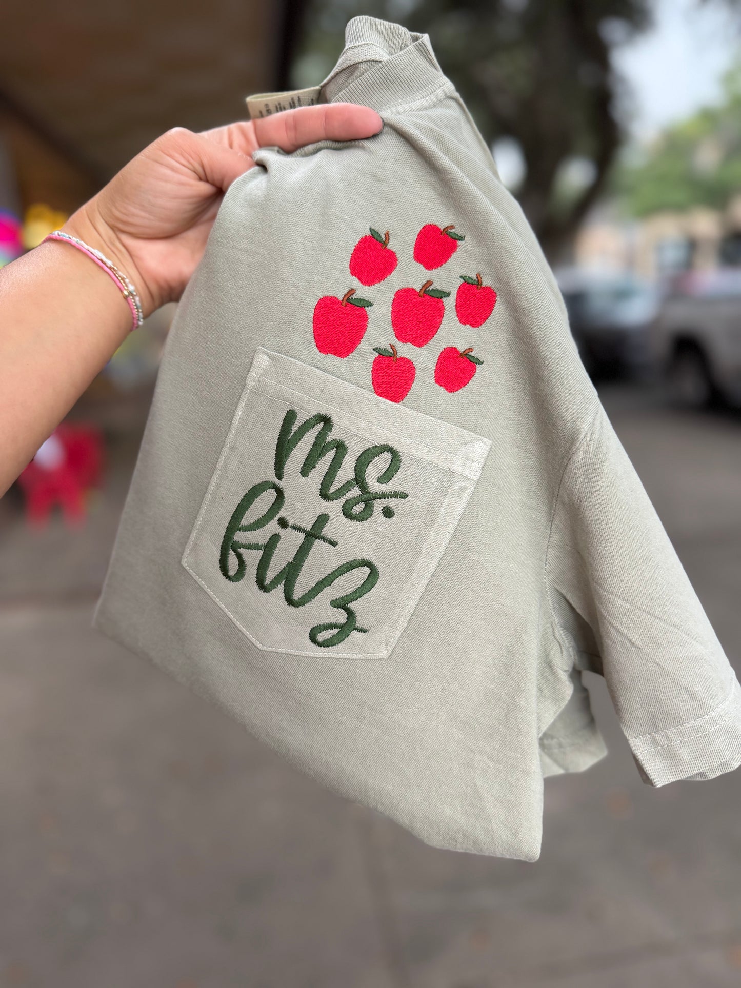 Teacher pocket tee w/apples